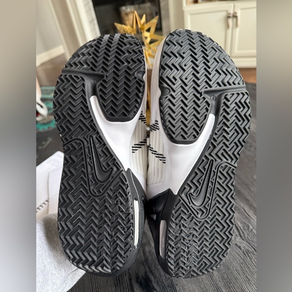 LeBron James basketball shoes - Picture 5 of 9